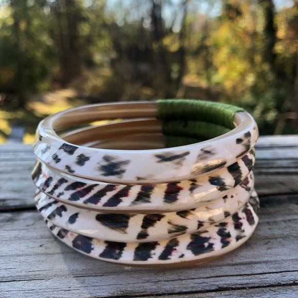 Heavy mother of pearl with green raffia and applied pieces
One of a kind
Stamped - Picture 4 of 11